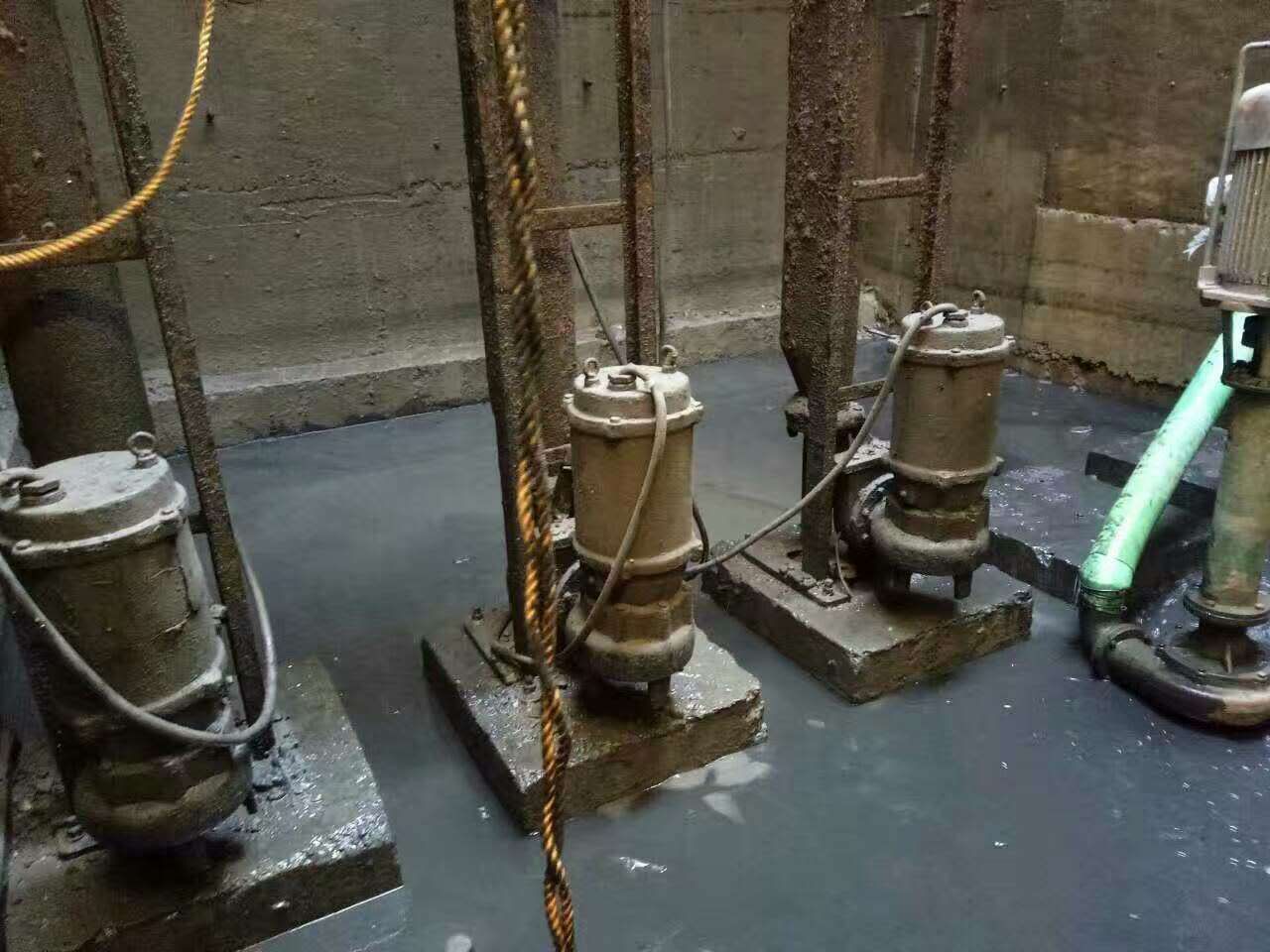 冯坡镇污水池清理