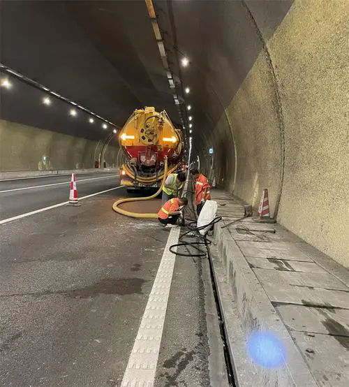 冯坡镇隧道排水渠清淤